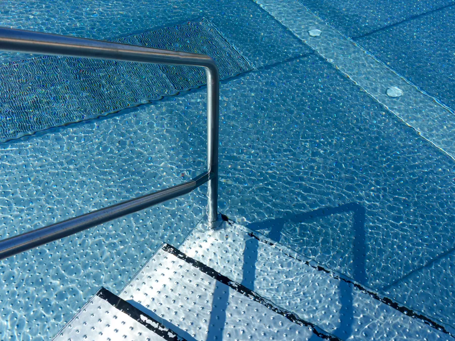 Detail nerezového schodiště v bazénu